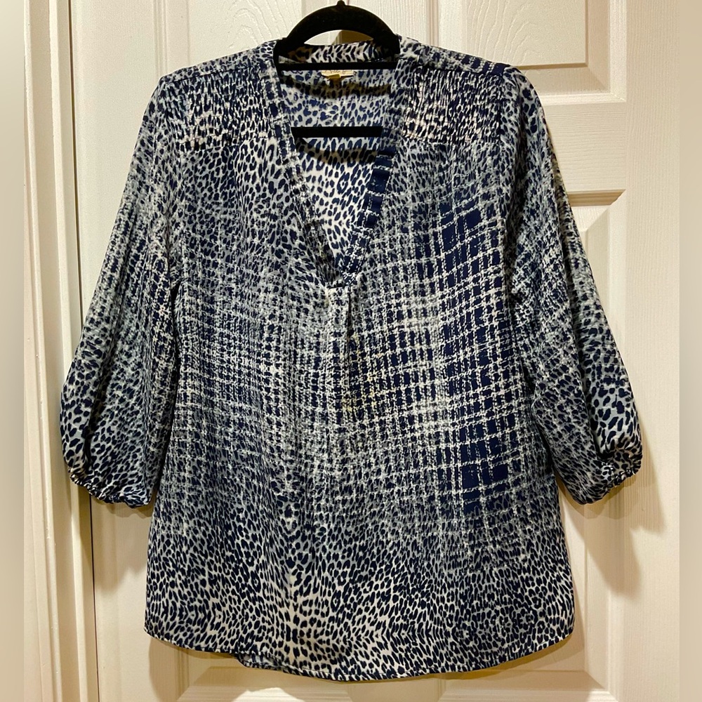 V-neck dark navy blue & white blouse with gathered sleeves animal type print top